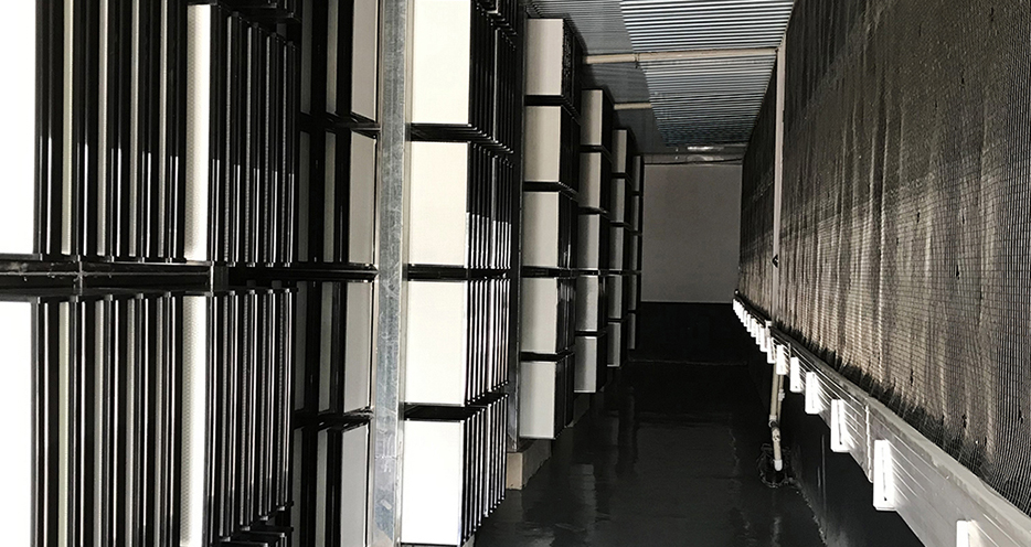 建设中Antibio系统主过滤墙出风面（亚高效主过滤器）。